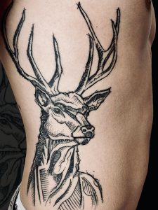 tattoo-minimal-bianco-e-nero-tatuaggio-cervo-significato-fianco-schizzo-bozza-sketch-animale-italia-tatuatori-vicenza-veneto