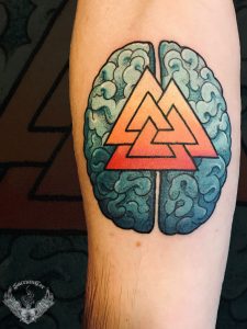 tattoo-tatuaggio-cervello-triangoli-intrecciati-valknut-simbolo-vichingo-significato-braccio-italia-tatuatori-vicenza-veneto