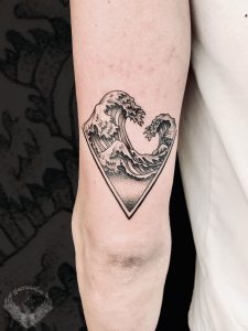 tattoo-tatuaggio-kanagawa-minimal-bianco-e-nero-mare-onde-piccolo-stilizzato-significato-braccio-italia-tatuatori-vicenza-veneto