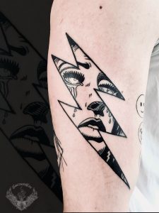 tattoo-tatuaggio-minimal-bianco-e-nero-donna-ritratto-viso-piange-fulmine-significato-italia-tatuatori-vicenza-veneto