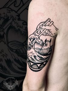 tattoo-tatuaggio-minimal-bianco-e-nero-kanagawa-ramen-onde-mare-piccolo-stilizzato-significato-braccio-italia-tatuatori-vicenza-veneto