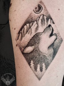 tattoo-tatuaggio-minimal-bianco-e-nero-lupo-che-ulula-significato-animale-montagne-italia-tatuatori-vicenza-veneto