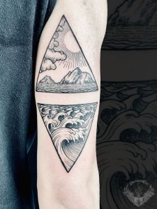 tattoo-tatuaggio-minimal-bianco-e-nero-montagna-mare-onde-piccolo-stilizzato-significato-braccio-italia-tatuatori-vicenza-veneto