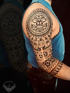 tattoo-tatuaggio-stile-polinesiano-spalla-braccio-italia-tatuatori-vicenza-veneto