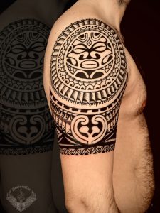 tattoo-tatuaggio-stile-polinesiano-spalla-italia-tatuatori-vicenza-veneto