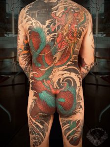 japan-tattoo-traditional-tatuaggio-giapponese-drago-onde-schiena-corpo-significato-full-body-uomo-orientale-artisti-tatuatori-italiani-veneto-vicenza