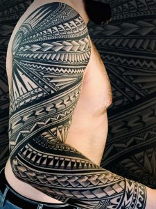 tattoo-tatuaggio-sacrum-cor-stile-polinesiano-spalla-braccio-italia-tatuatori-vicenza-veneto